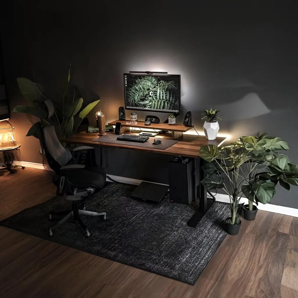 Setup de oficina Plantify con escritorio elevable, base para monitor y accesorios
